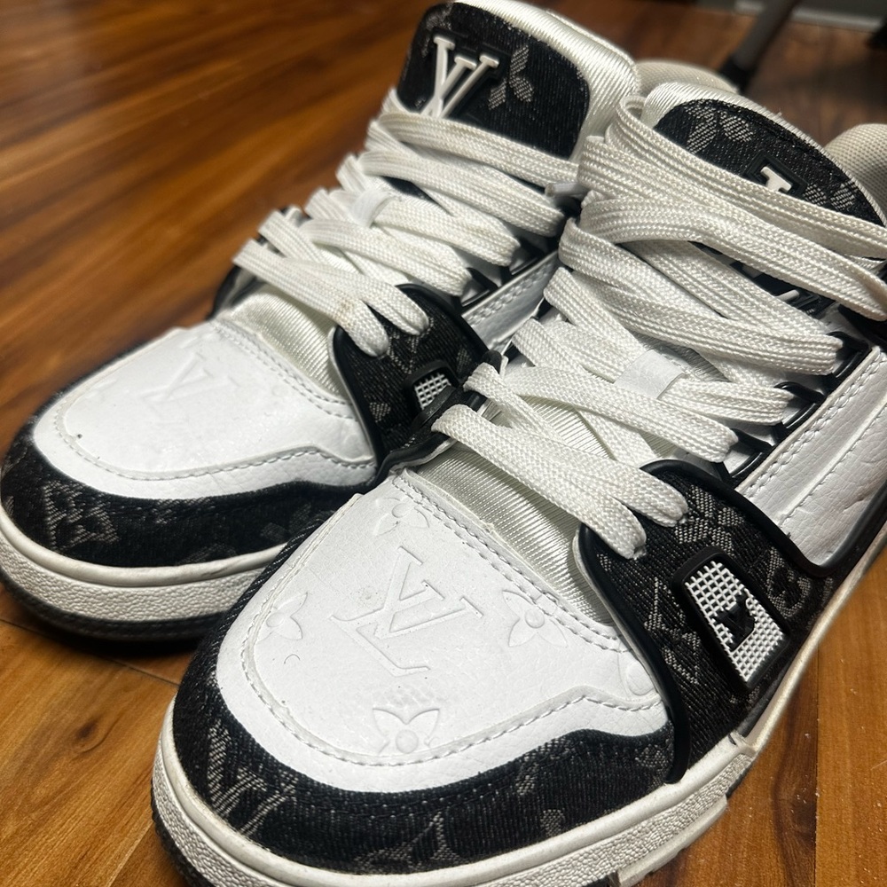 louis vuitton. gently worn. accept CA & apple pay. ships fast. will negotiate.